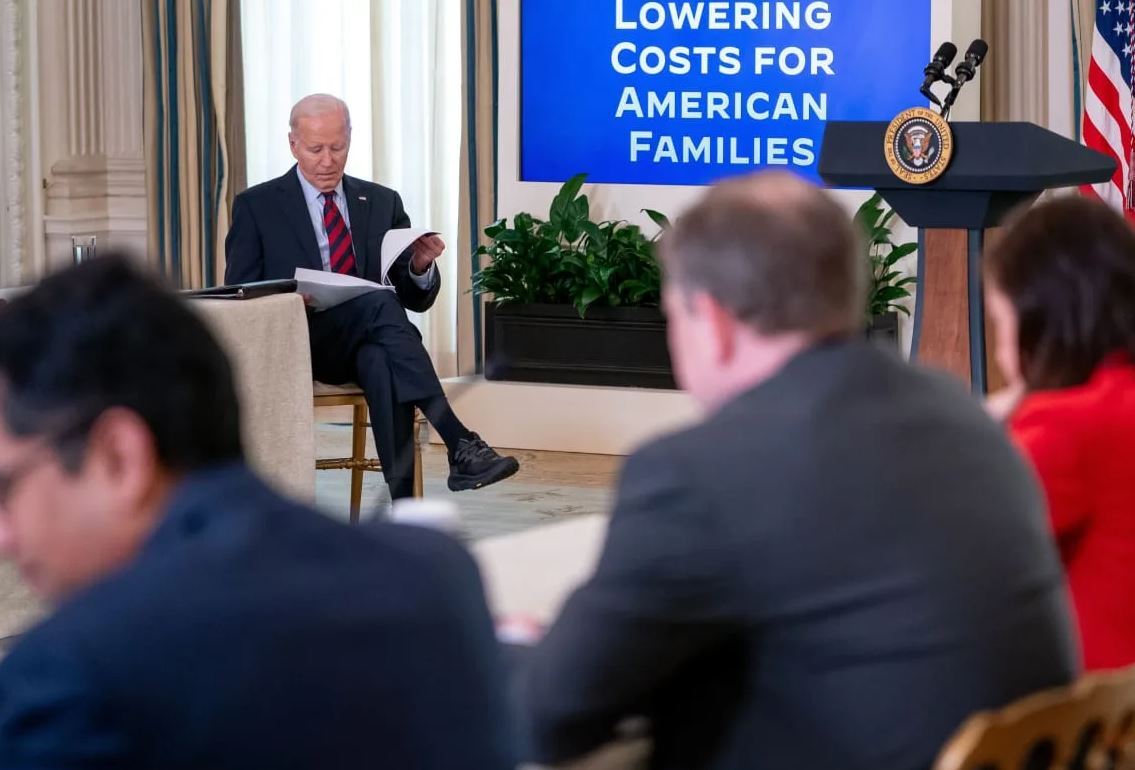 پیام نهفته در بحران ۸۱ ثانیه‌ای؛ آن چه که کفش رها شده دونالد ترامپ درباره او و آمریکا فاش می‌کند