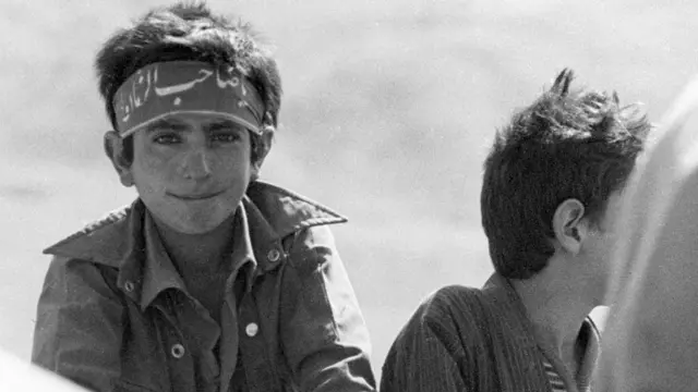 بسیجی نوجوان ایرانی در جبهه