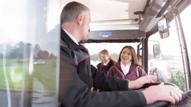 زنی در حال سلام علیک با راننده اتوبوس