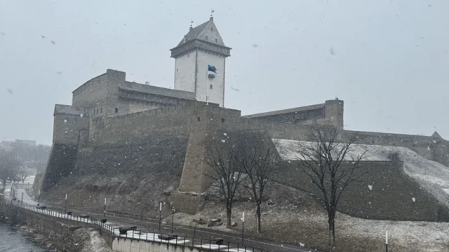 قلعه قرون وسطایی در سمت استونی رودخانه ناروا